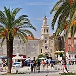 Royal Heritage In Center Split