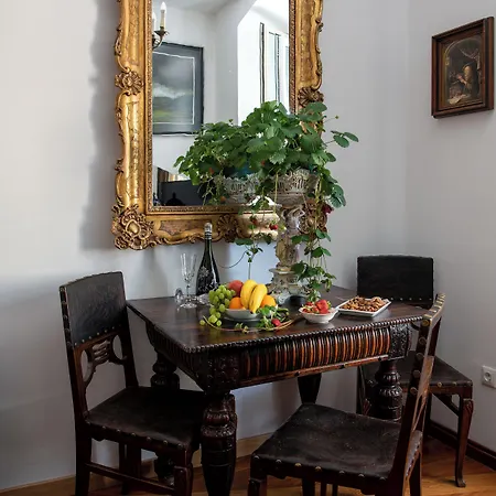 Royal Heritage In Center Split